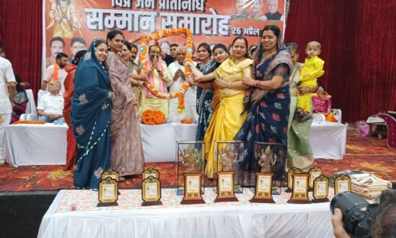 उप मुख्यमंत्री अरुण साव ने विप्र समाज के नवनिर्वाचित जनप्रतिनिधियों का किया सम्मान उप मुख्यमंत्री अरुण साव ने विप्र समाज के नवनिर्वाचित जनप्रतिनिधियों का किया सम्मान