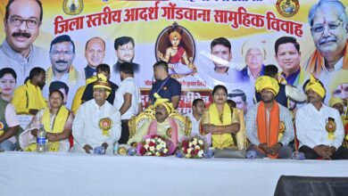 एक विवाह ऐसा भी : खर्चीली शादी से बचने आदिवासी समाज ने सामूहिक विवाह का आयोजन कर पेश की अनोखी मिसाल