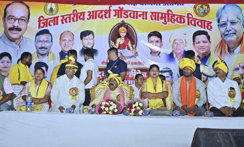 एक विवाह ऐसा भी : खर्चीली शादी से बचने आदिवासी समाज ने सामूहिक विवाह का आयोजन कर पेश की अनोखी मिसाल एक विवाह ऐसा भी : खर्चीली शादी से बचने आदिवासी समाज ने सामूहिक विवाह का आयोजन कर पेश की अनोखी मिसाल