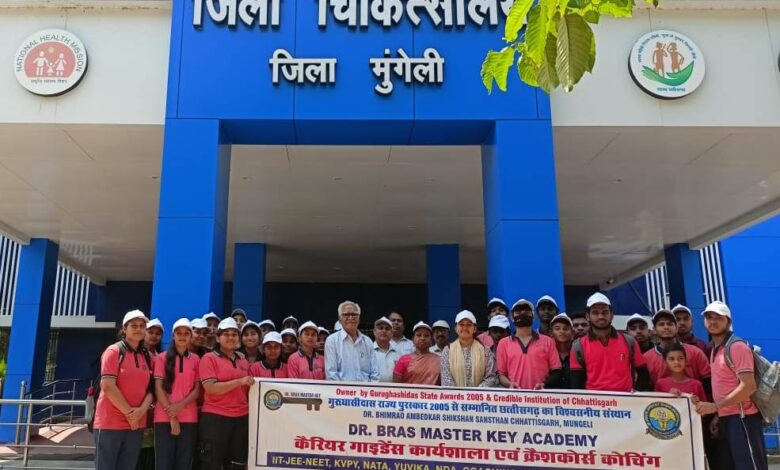 नीट कोचिंग के छात्रों द्वारा जिला चिकित्सालय का भ्रमण नीट कोचिंग के छात्रों द्वारा जिला चिकित्सालय का भ्रमण