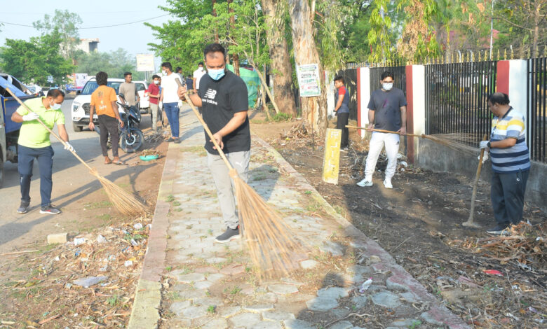 अंतर्राष्ट्रीय श्रमिक दिवस पर कलेक्टोरेट में चलाया गया विशेष स्वच्छता अभियान अंतर्राष्ट्रीय श्रमिक दिवस पर कलेक्टोरेट में चलाया गया विशेष स्वच्छता अभियान