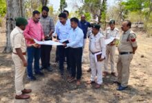 कलेक्टर ने किया एटीआर क्षेत्र का दौरा, ग्रामीणों से विस्थापन पर किया चर्चा