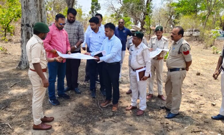 कलेक्टर ने किया एटीआर क्षेत्र का दौरा, ग्रामीणों से विस्थापन पर किया चर्चा कलेक्टर ने किया एटीआर क्षेत्र का दौरा, ग्रामीणों से विस्थापन पर किया चर्चा