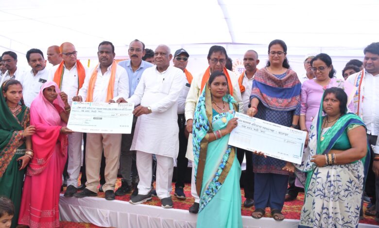 ग्राम भालापुर के समाधान शिविर में शामिल हुए मुंगेली विधायक मोहले ग्राम भालापुर के समाधान शिविर में शामिल हुए मुंगेली विधायक मोहले
