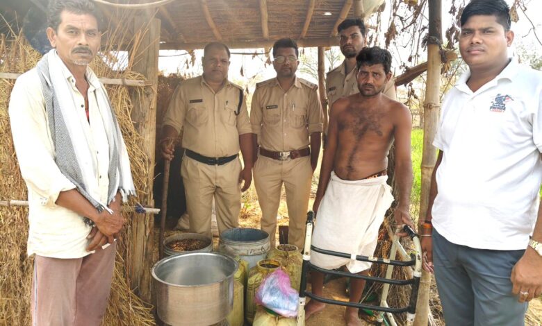 ग्राम बहरपुर और सम्बलपुर में 13.40 लीटर देशी प्लेन और महुआ शराब जब्त ग्राम बहरपुर और सम्बलपुर में 13.40 लीटर देशी प्लेन और महुआ शराब जब्त