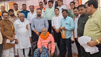 समाधान शिविर में व्हीलचेयर मिलने से दिलीप के खिले चेहरे