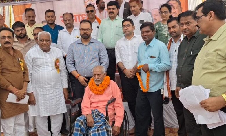 समाधान शिविर में व्हीलचेयर मिलने से दिलीप के खिले चेहरे समाधान शिविर में व्हीलचेयर मिलने से दिलीप के खिले चेहरे