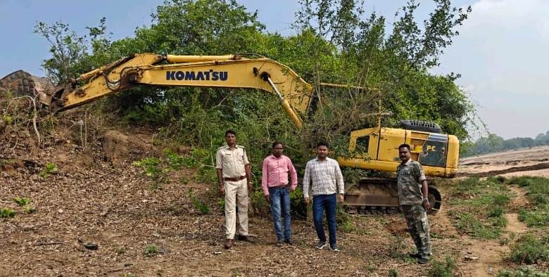 रेत का अवैध उत्खनन करते 03 चेन माउंटेन मशीन, 07 हाइवा तथा 02 ट्रैक्टर जब्त