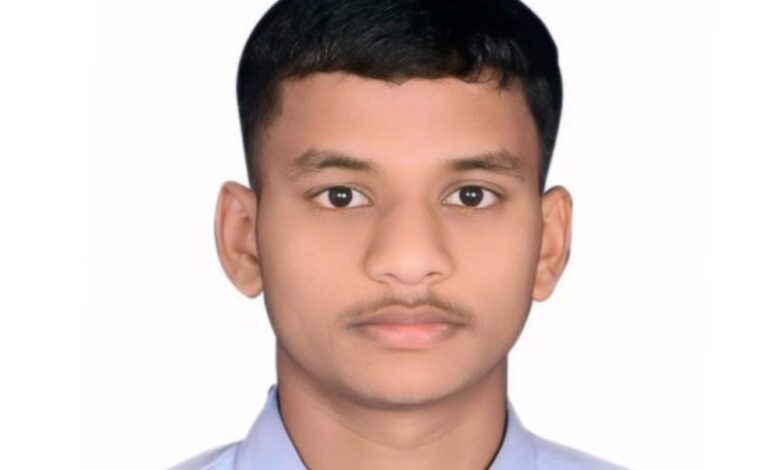 बारहवी बोर्ड मे रुपेश सिंह ने मुंगेली जिले में प्रथम स्थान प्राप्त किया बारहवी बोर्ड मे रुपेश सिंह ने मुंगेली जिले में प्रथम स्थान प्राप्त किया