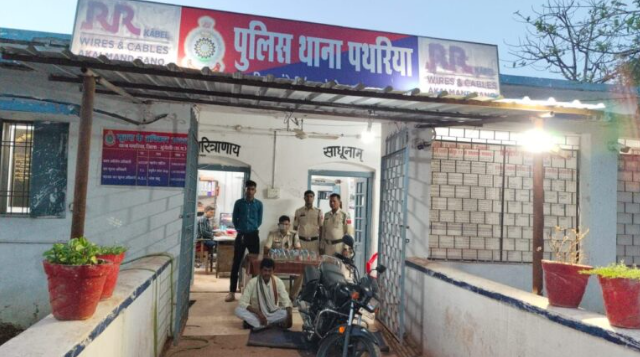 “ऑपरेशन बाज” के तहत अवैध कच्ची महुआ शराब के साथ आरोपी गिरफ्तार, भेजा गया जेल “ऑपरेशन बाज” के तहत अवैध कच्ची महुआ शराब के साथ आरोपी गिरफ्तार, भेजा गया जेल