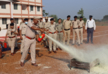 मुंगेली पुलिस अधीक्षक भोजराम पटेल के निर्देशन में आग लगने पर आपातकाल स्थिति में बचाव को लेकर पुलिसकर्मियों को  कराया गया मॉक ड्रिल