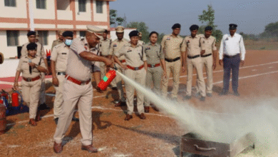 मुंगेली पुलिस अधीक्षक भोजराम पटेल के निर्देशन में आग लगने पर आपातकाल स्थिति में बचाव को लेकर पुलिसकर्मियों को  कराया गया मॉक ड्रिल