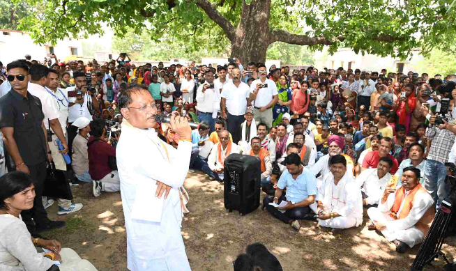 महुआ पेड़ के नीचे जीपीएम जिले के चुकतीपानी गांव में अचानक उतरा मुख्यमंत्री का हेलीकॉप्टर महुआ पेड़ के नीचे जीपीएम जिले के चुकतीपानी गांव में अचानक उतरा मुख्यमंत्री का हेलीकॉप्टर