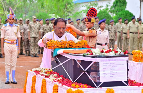 नक्सल मुठभेड़ में शहीद जवान मेहुल भाई को मुख्यमंत्री ने दी श्रद्धांजलि नक्सल मुठभेड़ में शहीद जवान मेहुल भाई को मुख्यमंत्री ने दी श्रद्धांजलि