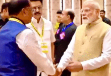 प्रधानमंत्री मोदी ने मुख्यमंत्री  साय का थामा हाथ और कहा – छत्तीसगढ़ की बात अभी बाकी है , आयोग की बैठक में दिखी आत्मीयता