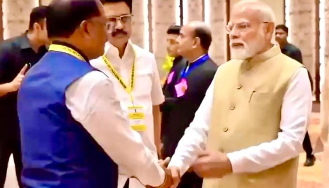 प्रधानमंत्री मोदी ने मुख्यमंत्री  साय का थामा हाथ और कहा – छत्तीसगढ़ की बात अभी बाकी है , आयोग की बैठक में दिखी आत्मीयता