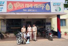 थाना लालपुर क्षेत्र में अवैध देशी मदिरा शराब परिवहन करते एक आरोपी को किया गया गिरफ्तार