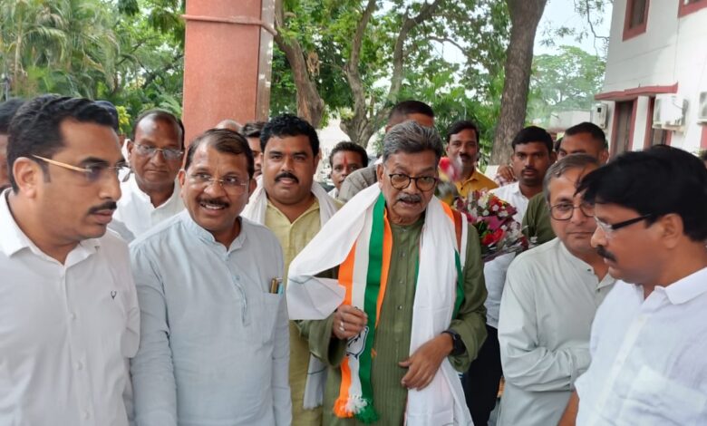 नेता प्रतिपक्ष डॉ महंत मुंगेली जिले के प्रवास पर रोहित शुक्ला जी की माता जी की प्रथम पुण्यतिथि पर “भागवत कथा ” में शामिल हुए