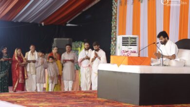 परम पूज्य गिरिबापू के श्रीमुख से हो रही श्री शिवकथा के तीसरे दिन बापू शिवमहिमा का बखान करते गए, वैसे-वैसे वातावरण और भी भक्तिमय होता गया