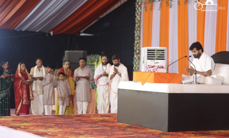 परम पूज्य गिरिबापू के श्रीमुख से हो रही श्री शिवकथा के तीसरे दिन बापू शिवमहिमा का बखान करते गए, वैसे-वैसे वातावरण और भी भक्तिमय होता गया परम पूज्य गिरिबापू के श्रीमुख से हो रही श्री शिवकथा के तीसरे दिन बापू शिवमहिमा का बखान करते गए, वैसे-वैसे वातावरण और भी भक्तिमय होता गया