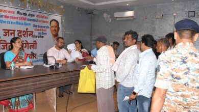 जनदर्शन: समितियों में खाद-बीज समस्या को लेकर कलेक्टर ने अधिकारियों को लगाई फटकार