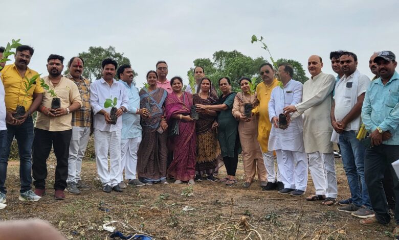 जिला कांग्रेस कमेटी एवं युवा कांग्रेस द्वारा लोकसभा नेता प्रतिपक्ष राहुल गाँधी का जन्मदिन सादगी से मनाया गया जिला कांग्रेस कमेटी एवं युवा कांग्रेस द्वारा लोकसभा नेता प्रतिपक्ष राहुल गाँधी का जन्मदिन सादगी से मनाया गया