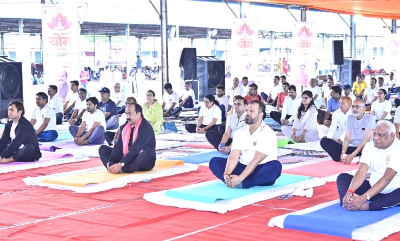 उपमुख्यमंत्री, विधायक, कलेक्टर-एसपी एवं बड़ी संख्या में लोगों ने सामूहिक रूप से किया योगाभ्यास