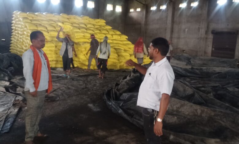 बीज एवं उर्वरक विक्रय में अनियमितता पर 06 कृषि केन्द्रों को नोटिस जारी