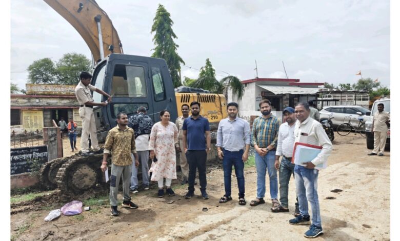 600 ट्रैक्टर रेत अवैध भंडारण जब्त, जिला प्रशासन की बड़ी कार्रवाई 600 ट्रैक्टर रेत अवैध भंडारण जब्त, जिला प्रशासन की बड़ी कार्रवाई
