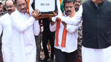 मुख्यमंत्री ने शहीद एएसपी आकाश राव गिरपुंजे के पार्थिव शरीर को कंधा देकर दी अंतिम विदाई