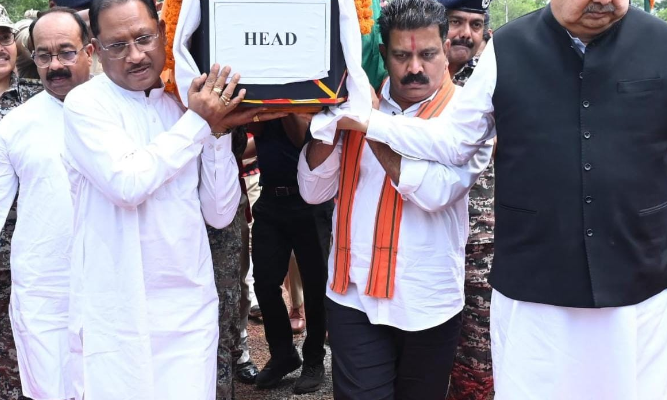 मुख्यमंत्री ने शहीद एएसपी आकाश राव गिरपुंजे के पार्थिव शरीर को कंधा देकर दी अंतिम विदाई मुख्यमंत्री ने शहीद एएसपी आकाश राव गिरपुंजे के पार्थिव शरीर को कंधा देकर दी अंतिम विदाई