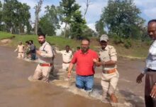 कलेक्टर-एसपी ने एटीआर के सुदूर वनांचल गांवों में पहुंचकर बाढ़ पूर्व तैयारियों का लिया जायजा