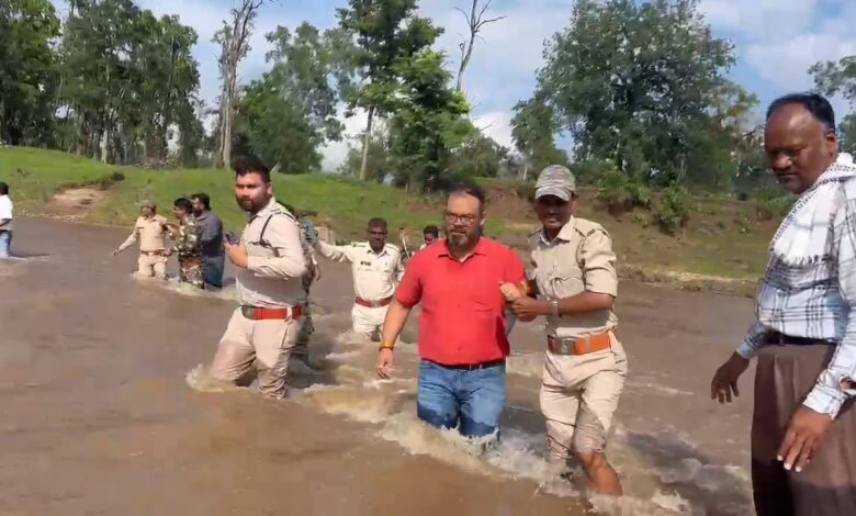 कलेक्टर-एसपी ने एटीआर के सुदूर वनांचल गांवों में पहुंचकर बाढ़ पूर्व तैयारियों का लिया जायजा कलेक्टर-एसपी ने एटीआर के सुदूर वनांचल गांवों में पहुंचकर बाढ़ पूर्व तैयारियों का लिया जायजा