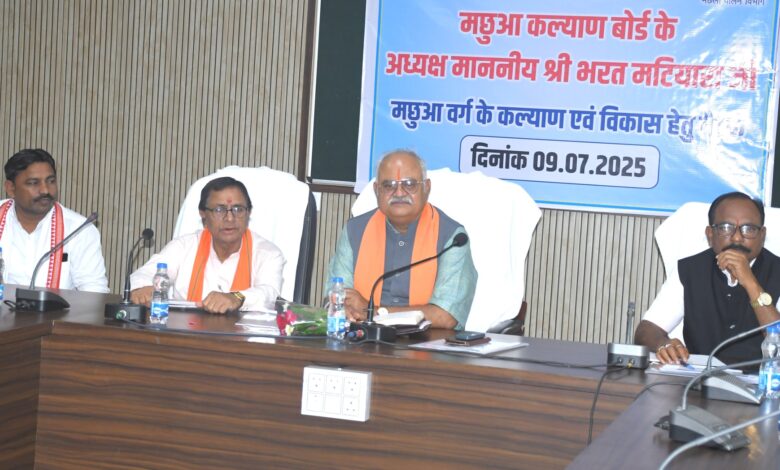 मछुआ कल्याण बोर्ड के अध्यक्ष श्री मटियारा ने दो मत्स्य पालकों को प्रदान किया आईस बॉक्स मछुआ कल्याण बोर्ड के अध्यक्ष श्री मटियारा ने दो मत्स्य पालकों को प्रदान किया आईस बॉक्स