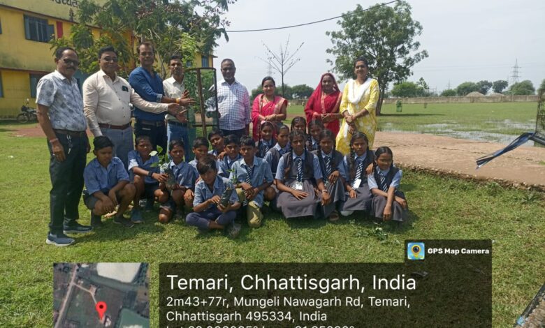 गुरु पूर्णिमा पर्व पर शासकीय उच्चतर माध्यमिक विद्यालय टेमरी में आस्था, श्रद्धा और पर्यावरण चेतना का संगम