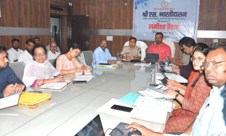 लंबित राजस्व मामलों के निराकरण में दें विशेष जोर – प्रभारी सचिव श्री भारतीदासन