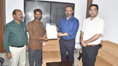 कलेक्टर ने मृत कर्मचारियों के परिजनों को प्रदान किया अनुकंपा नियुक्ति पत्र