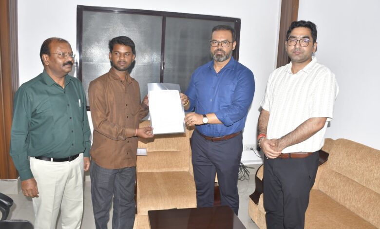 कलेक्टर ने मृत कर्मचारियों के परिजनों को प्रदान किया अनुकंपा नियुक्ति पत्र