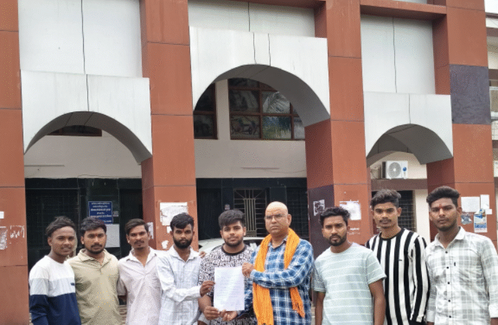 भारी वाहनों की रफ्तार बनी जानलेवा, कलेक्टर को सौंपा गया ज्ञापन