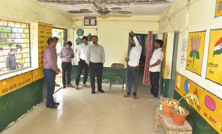 प्राथमिक शाला  बरदुली में प्लास्टर गिरने की घटना: मौके पर पहुंचे जिला कलेक्टर एवं सीईओ