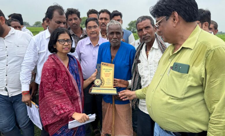 कृषि उत्पादन आयुक्त सहला निगार ने जिले में फसल प्रदर्शन का किया अवलोकन कृषि उत्पादन आयुक्त सहला निगार ने जिले में फसल प्रदर्शन का किया अवलोकन